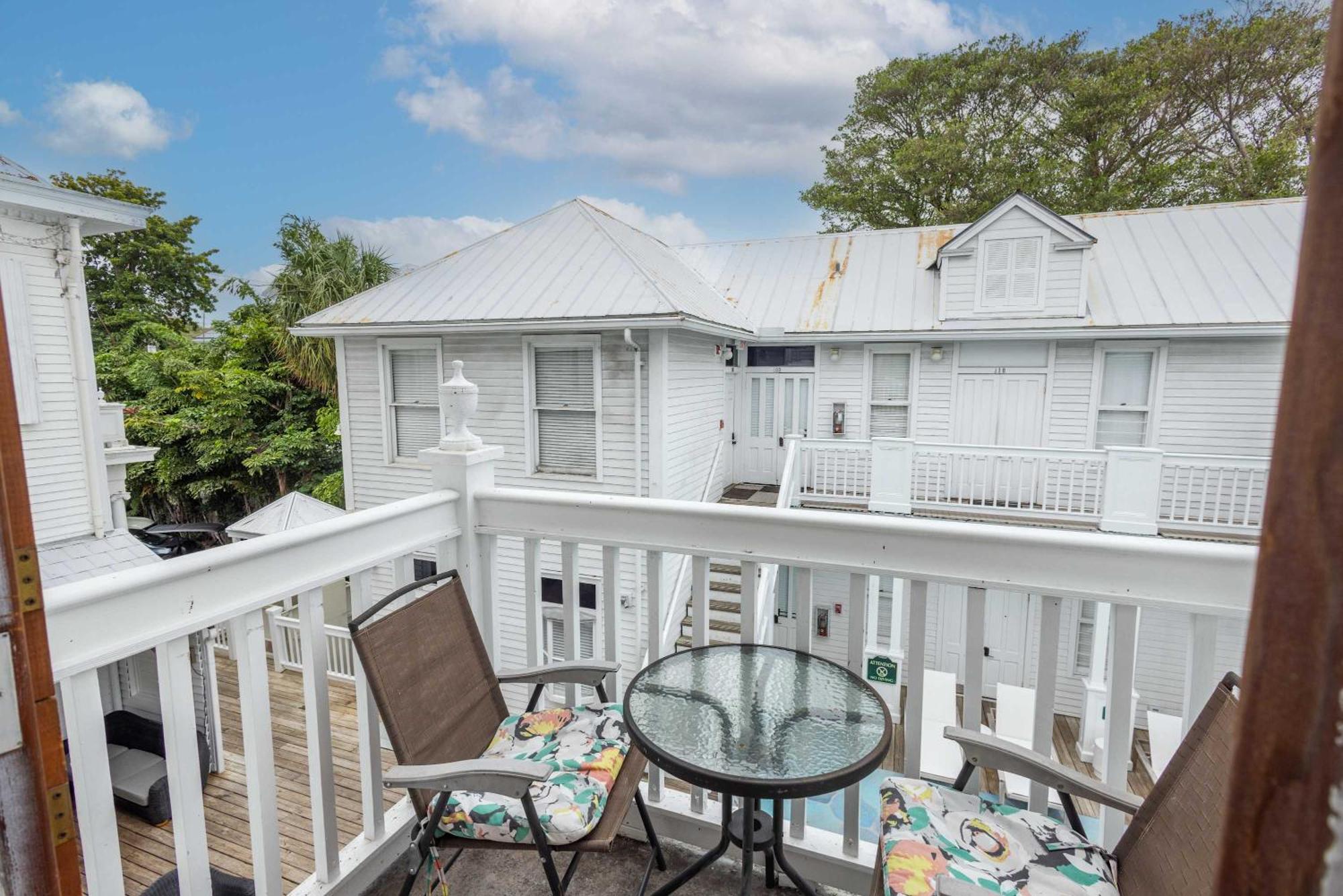 Classic King With Balcony At Curry Mansion Key West Exterior photo